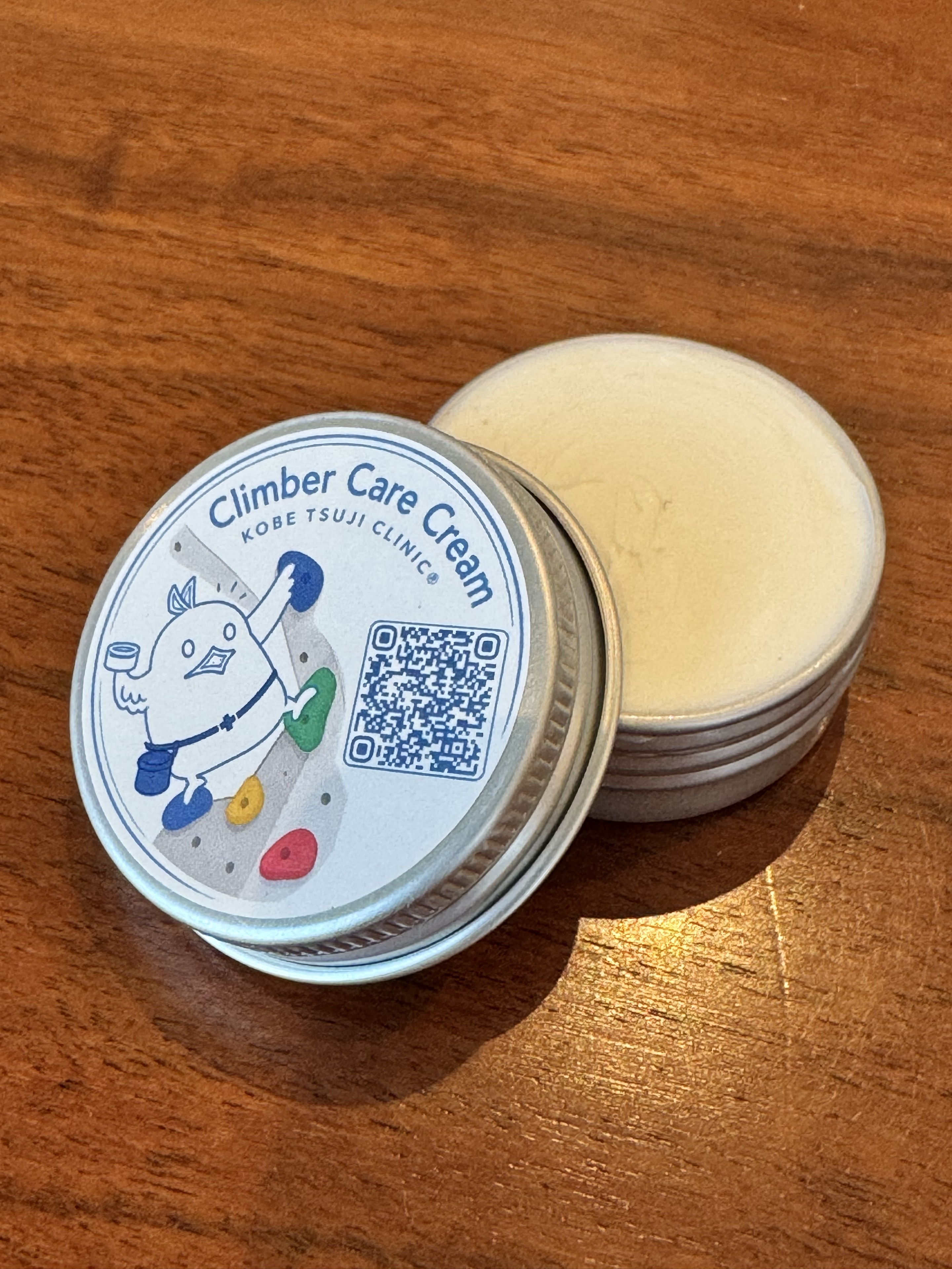 ナオシのラベルが目印のClimber Care Creamと、ふたを開けたクリーム